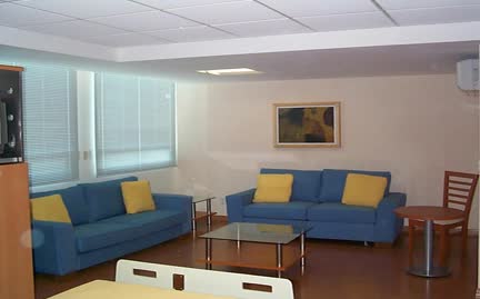 Sala de espera con sofás azules