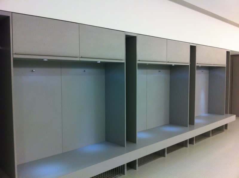 Lockers con banca corrida e iluminación indirecta